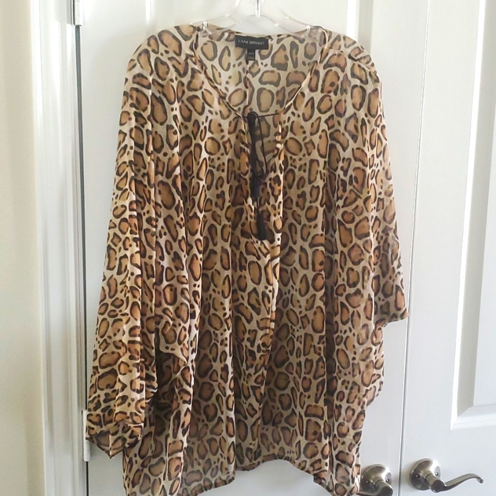 Women's size 26-28 leopard print blouse, in great condition Lane Bryant